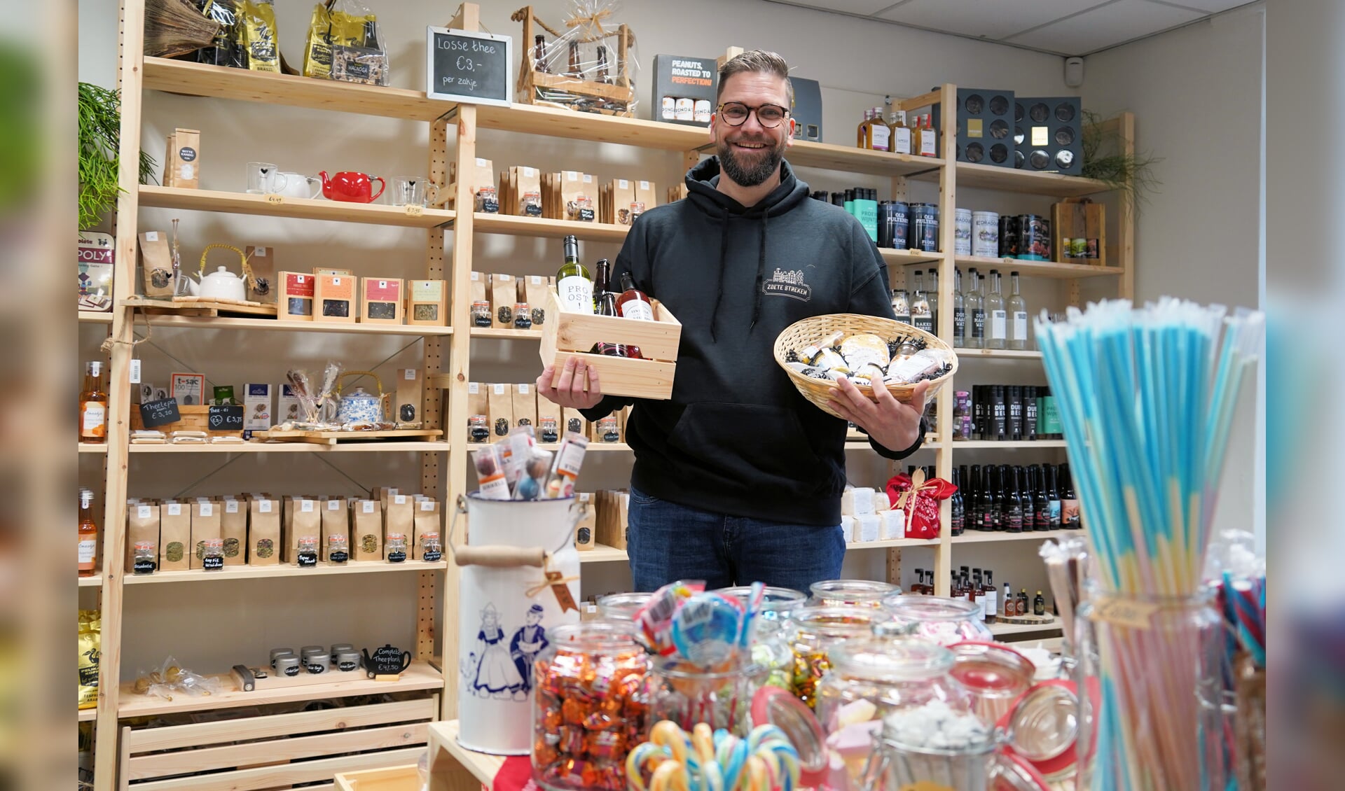 André van Zoete Streken met cadeaupakketten in zijn winkel aan de Kerkstraat in Dinxperlo