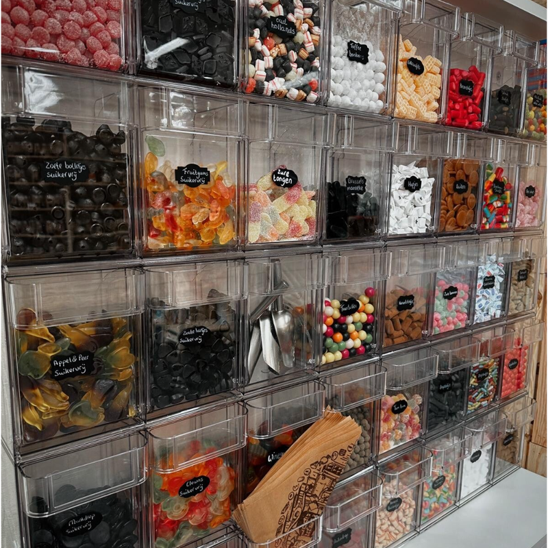 Snoepwand met bakken zuurtjes, salmiak en oud-Hollands snoep in de winkel in Dinxperlo