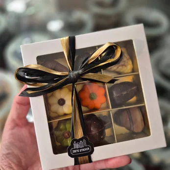 Doos ambachtelijke bonbons met lint als cadeau van Zoete Streken in Dinxperlo
